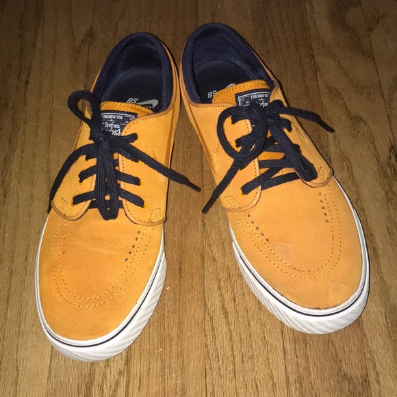 Nike Shoes - Picture 7 of 8